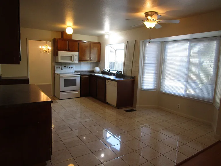 812 Briarwood Ct — Photo 6