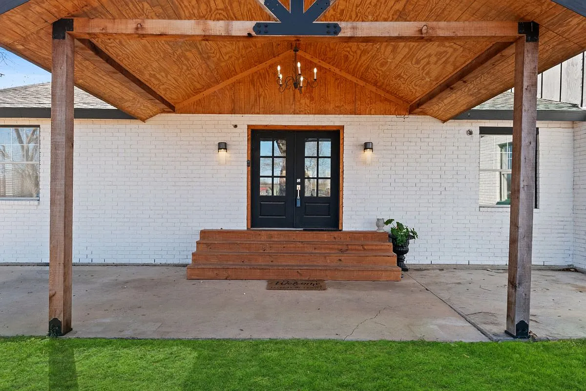 5 bed, 3.0 bath, 3900 sqft, $5,500 — Photo 2