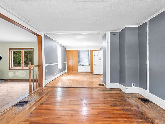 4th image of 162 Main St