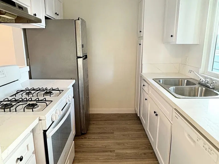1009 E 2nd St #C — Photo 6
