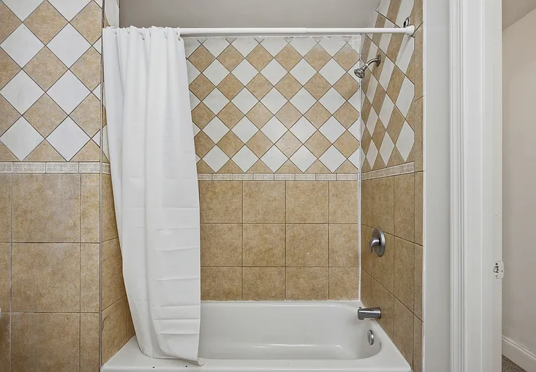 2546 W Baltimore St — Photo 12