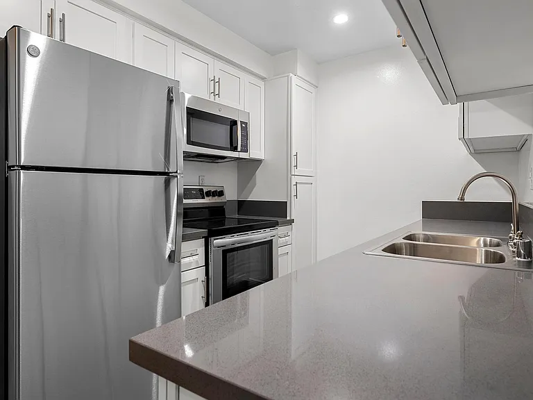 Lombardi Apartments — Photo 25