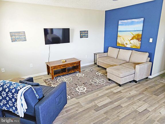 3rd image of 424 Lark Ln Unit 201E