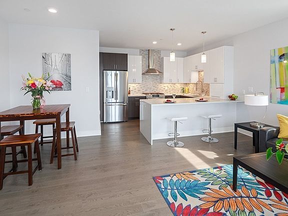 5th image of 2 Cliveden St Unit 603E