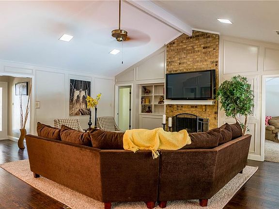 4th image of 2404 Honeysuckle Dr