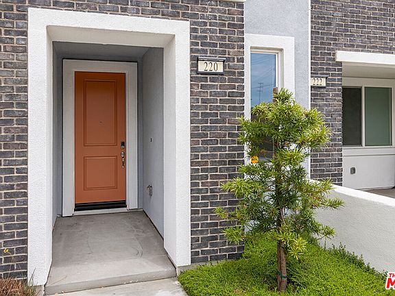 4th image of 220 Lockhart Way