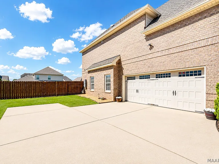 380 Sydney Dr S — Photo 37