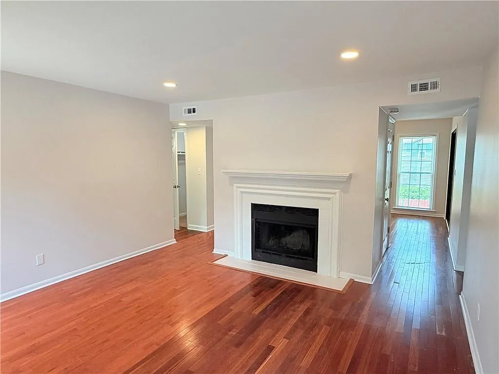 2 bed, 4.0 bath, 1147 sqft, $1,785 — Photo 2