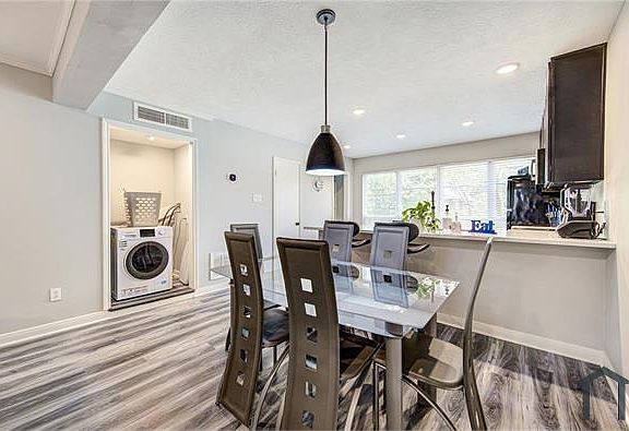 3rd image of 811 Lovett Blvd APT 20