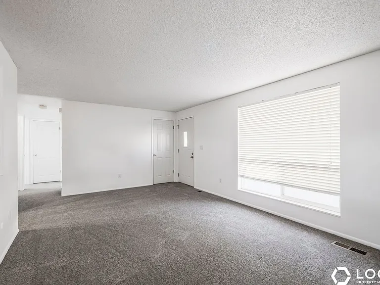 4247 S 2450 W — Photo 3