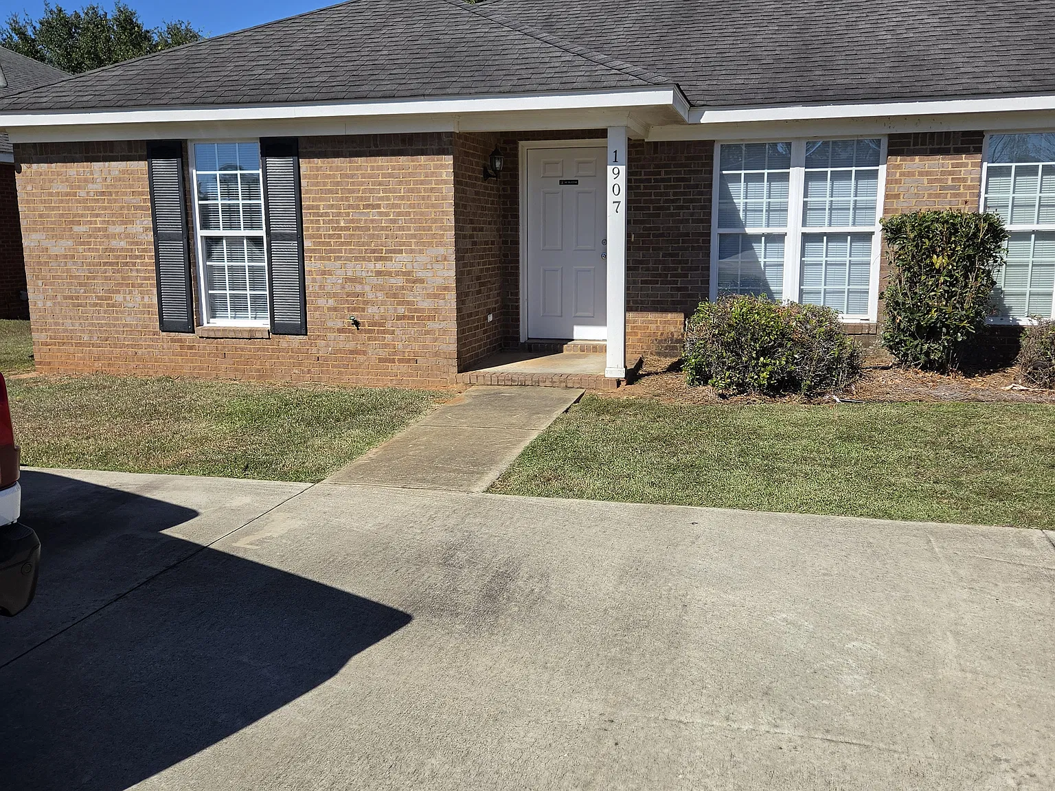 3 bed, 2.0 bath, 1373 sqft, $1,100 — Photo 2