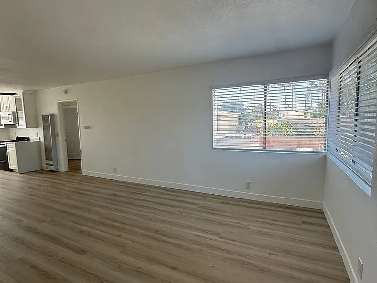 1107 W Broadway — Photo 2