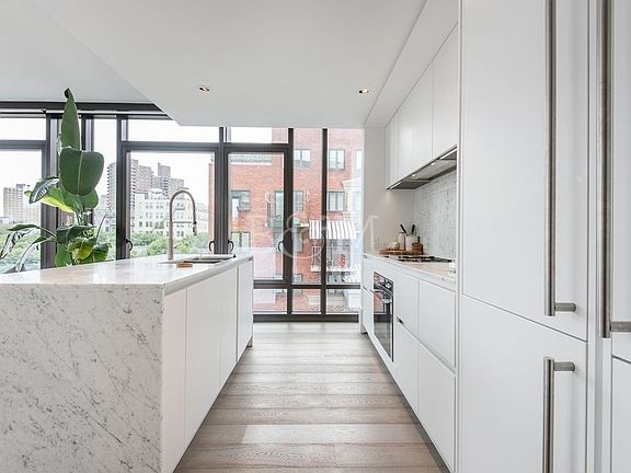4th image of 429 Kent Ave #611