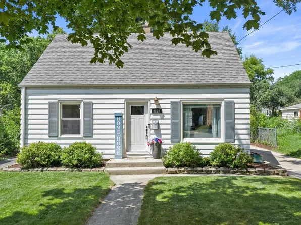 1128 Lindbergh AVENUE, Waukesha, WI 53188
