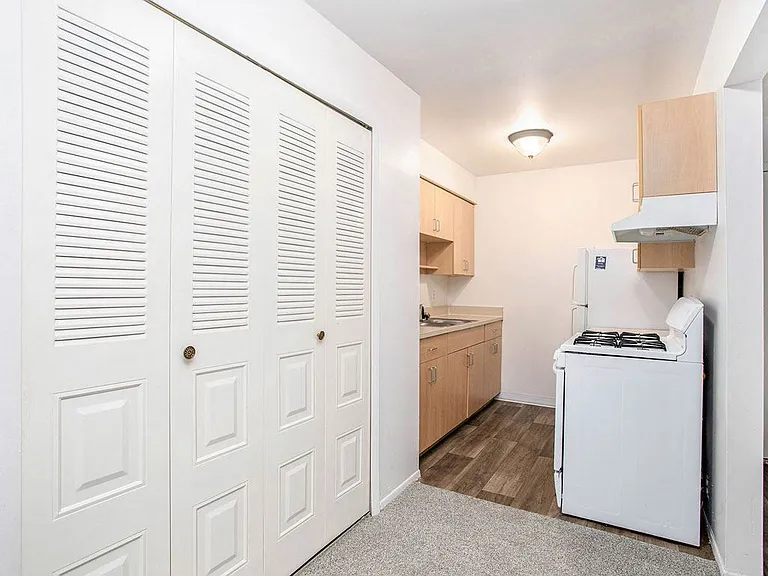 Fairlane Apartments — Photo 58