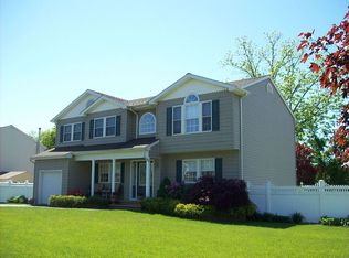 4 Creekside Ct, Islip, NY 11751
