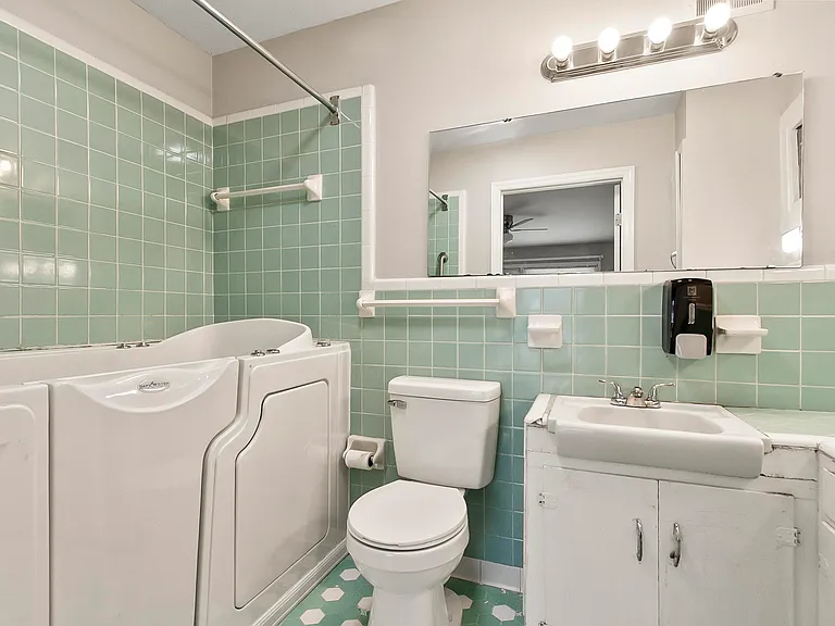 243 Cedar Crst — Photo 18