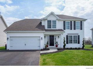 33 Newberry Ln, Lancaster, NY 14086
