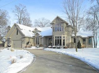 1407 Cowling Bay Rd, Neenah, WI 54956