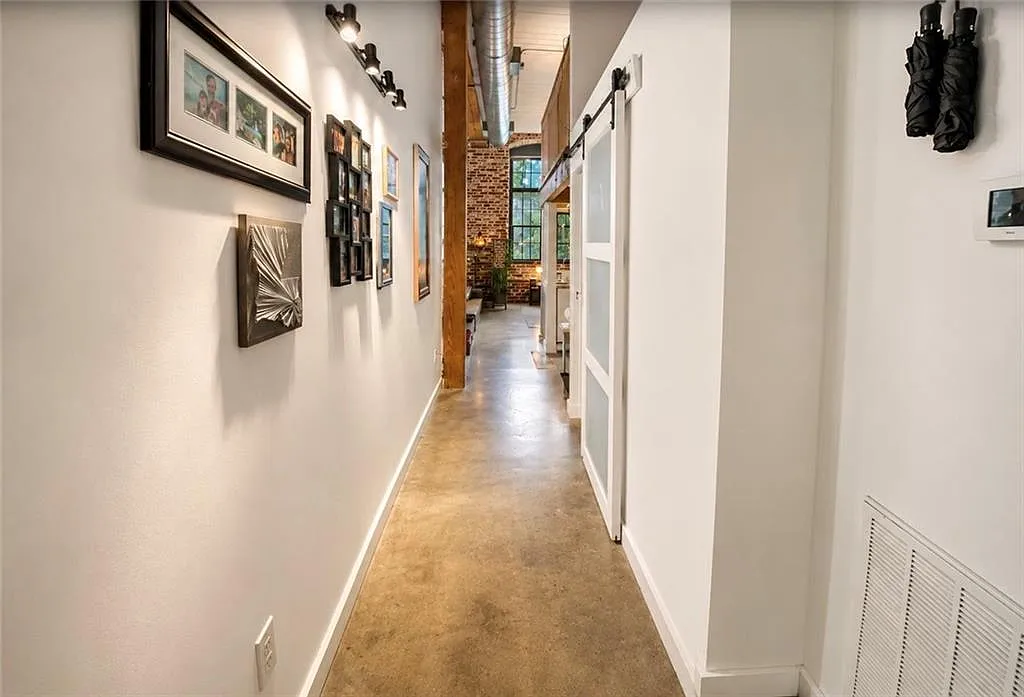 1 bed, 867 sqft, $2,100 — Photo 2