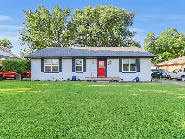 623 Greenleaf Dr — Photo 1