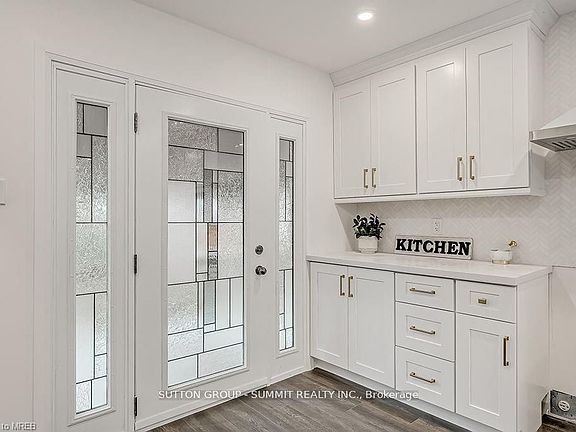 5th image of 16 Upper Canada Dr