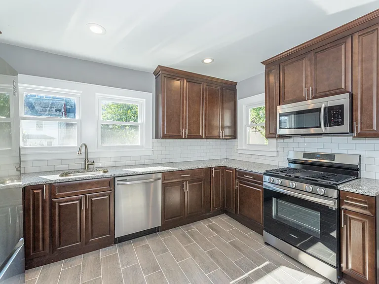 114 Sheridan Ave — Photo 6