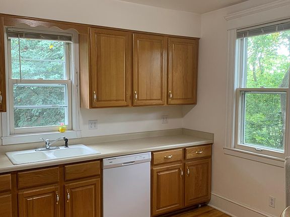 4th image of 10 Barton Ave SE