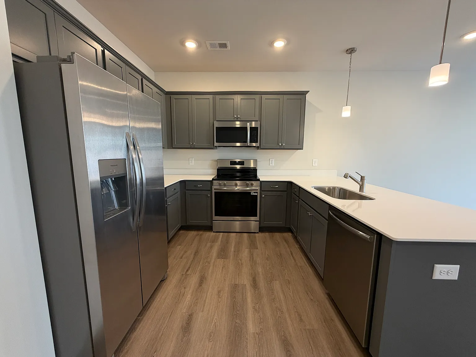 3 bed, 2.5 bath, 1661 sqft, $1,985 — Photo 4