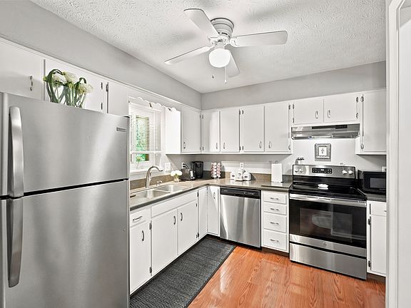 4th image of 8968 Sunglow Ct