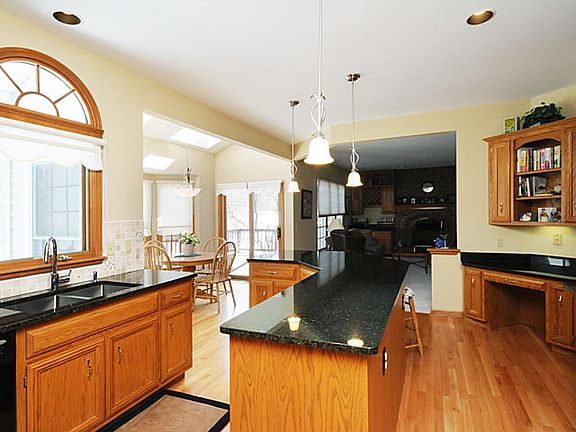 4th image of 3306 Greenwood Ln