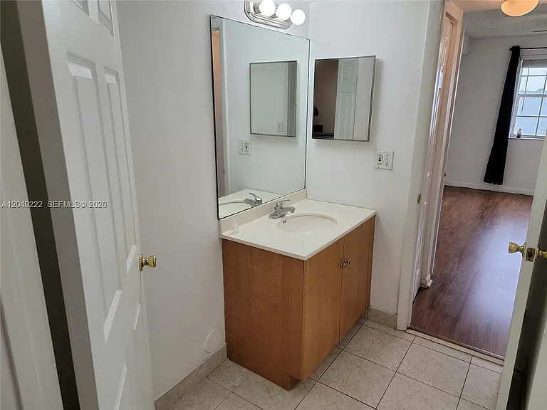 2811 N Oakland Forest Dr #105 — Photo 12