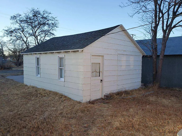 1612 Cherry Ave — Photo 2