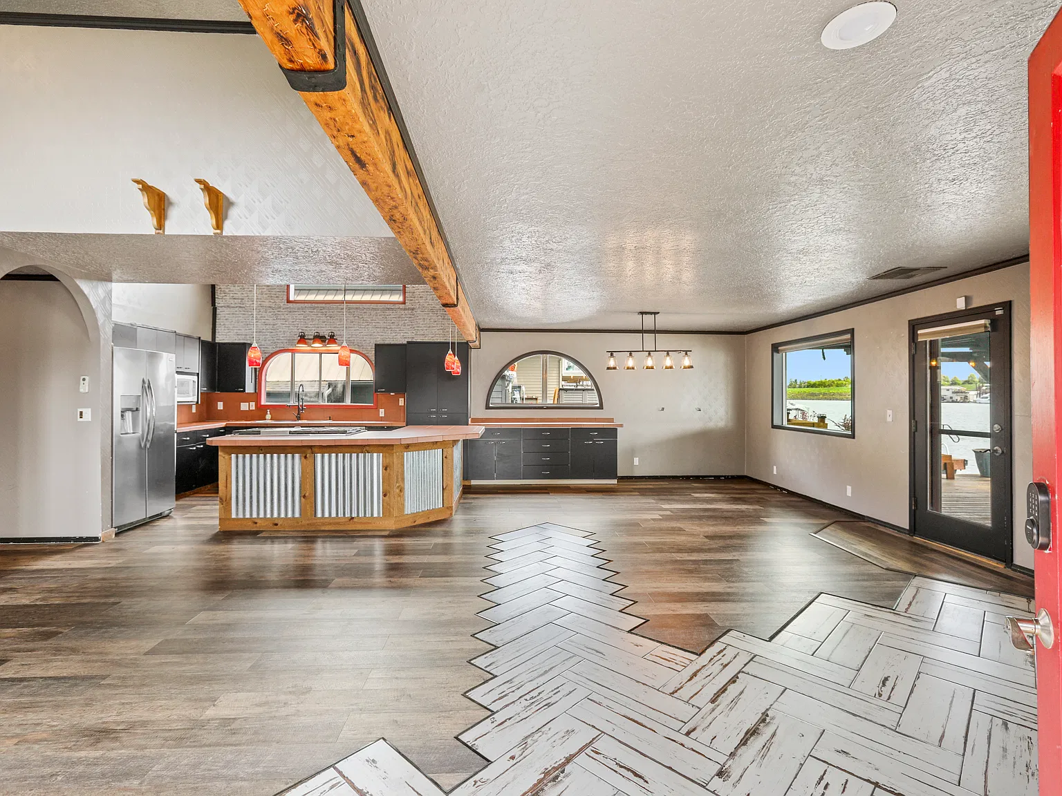 2039 N Jantzen Ave — Photo 3
