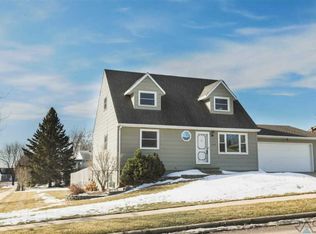 4709 E Fernwood Dr, Sioux Falls, SD 57110