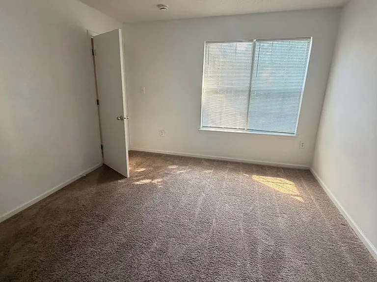 325 Town Pointe Way — Photo 20