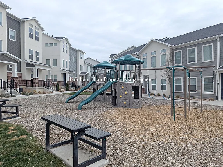 313 W 25 N — Photo 17