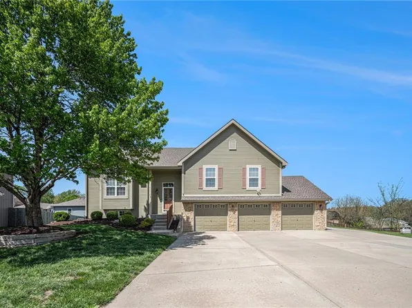 805 Hithergreen Ct, Lansing, KS 66043
