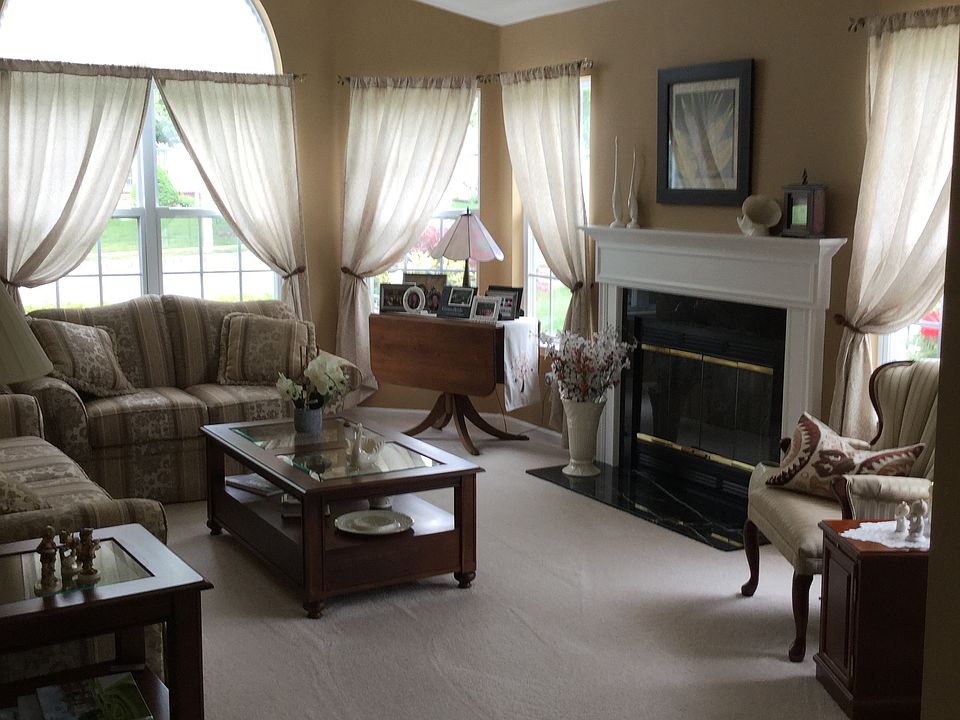 Living Room/Gas Fireplace