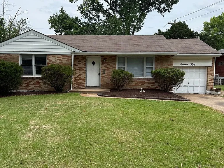 1150 Astoria Dr — Photo 1