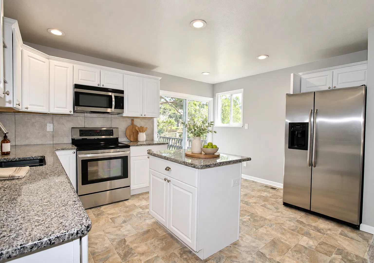 Beautiful Updated Split Level Home Available! — Photo 3