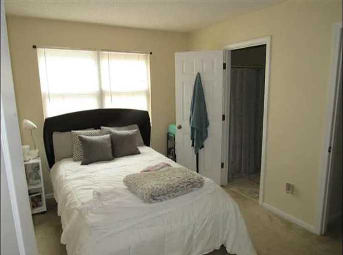 105 College St #11