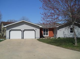 5 Sunset Ct, Carlyle, IL 62231