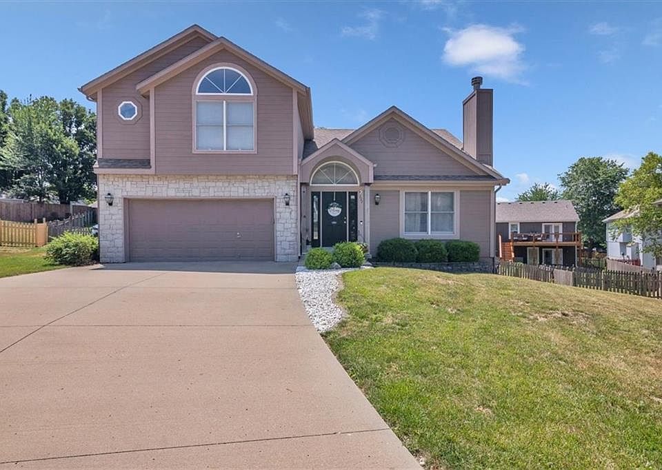 1st image of 222 NE Paseo Pl