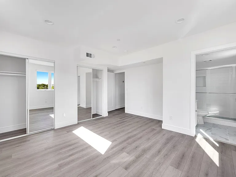 1150 W 38th St — Photo 71