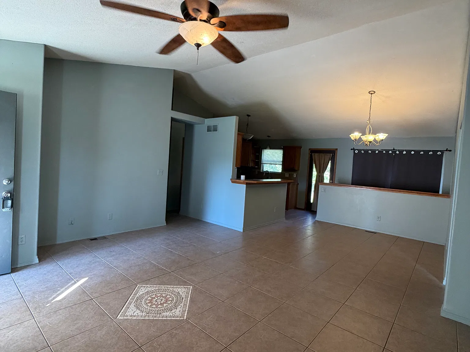 4 bed, 2553 sqft, $2,100 — Photo 3