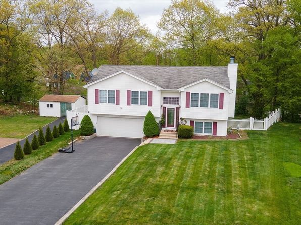 13 Oak Leaf Cir, Worcester, MA 01603