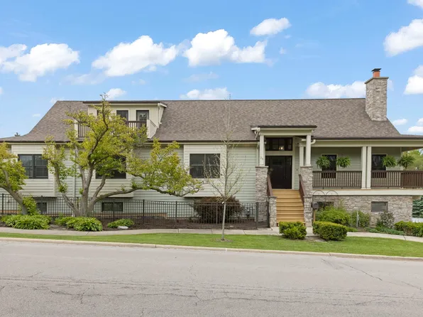 35 S Wilmette Ave, Westmont, IL 60559