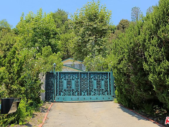 2nd image of 2325 Banyan Dr