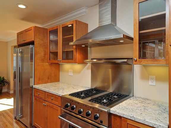 4th image of 1421 Flora Ave